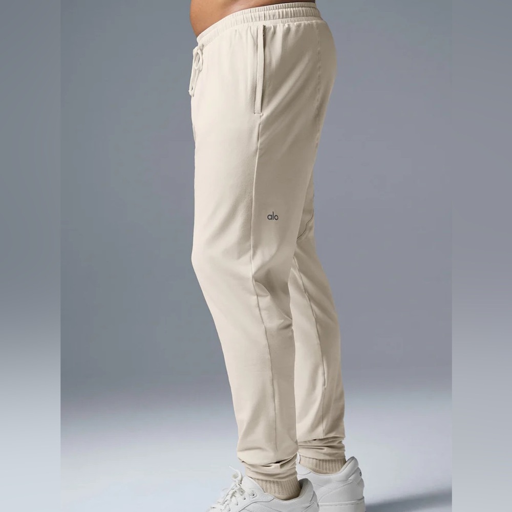 ALO Yoga Men’s Conquer Revitalize Pant in Bone